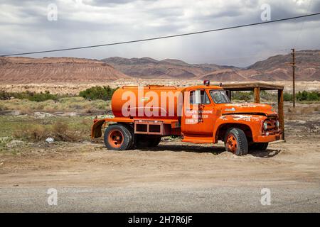 SHOSHONE VILLAGE, USA - 22. Mai 2015: Verlassene Vintage-Feuerwehrfahrzeuge, die in der Wüste außerhalb des Shoshone Village in der Nähe des Death Valley in C sitzen Stockfoto