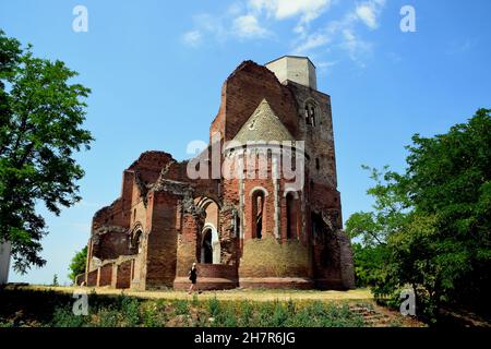 NOVI BECEJ, SERBIEN - Jul 10, 2021: Araca Serbia July 10, 2021 Ich besuchte dieses Kloster als Touristenziel, erbaut 1230, von dem nur Ruinen wieder Stockfoto