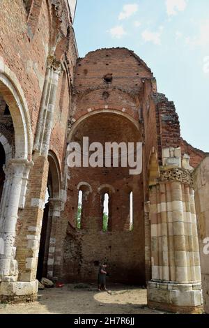 ZRENJANIN, SERBIEN - Jul 10, 2021: Araca Serbien July 10, 2021 Ich besuchte dieses Kloster als Touristenziel, erbaut 1230, von dem nur Ruinen rem Stockfoto