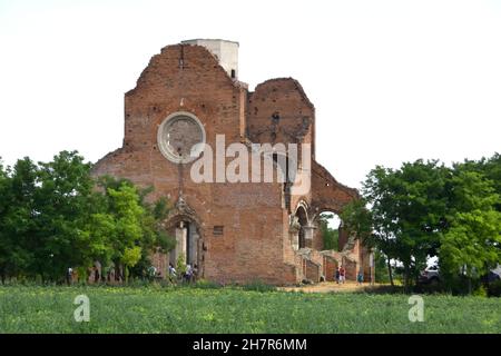 ZRENJANIN, SERBIEN - Jul 10, 2021: Araca Serbien July 10, 2021 Ich besuchte dieses Kloster als Touristenziel, erbaut 1230, von dem nur Ruinen rem Stockfoto