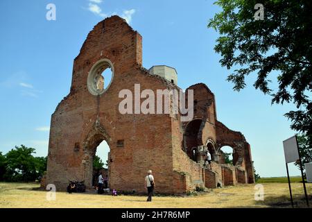 ZRENJANIN, SERBIEN - Jul 10, 2021: Araca Serbien July 10, 2021 Ich besuchte dieses Kloster als Touristenziel, erbaut 1230, von dem nur Ruinen rem Stockfoto