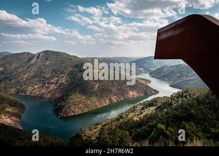 Aussichtspunkt von Ujo über den Mäander des Flusses Tua, im Hintergrund der Fluss und die waldreichen Berge. Stockfoto