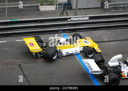 Ein etwas verworrener Start am 2012. 8th Monaco Historique GP Meeting, 13th. Mai 2012. Der #26 MÄRZ wurde vom McLaren getroffen Stockfoto