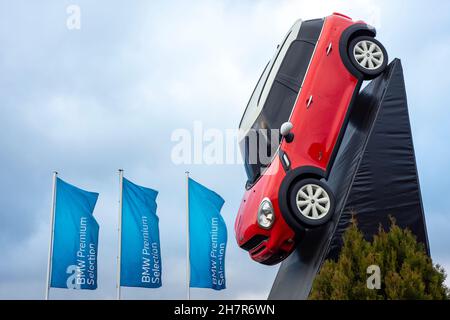 BMW Premium Selection fliegende Fahnen und BMW Mini Car spielen auf steilem Untergrund beim Haupthändler in Sofia Bulgarien, Osteuropa, Balkan, EU Stockfoto