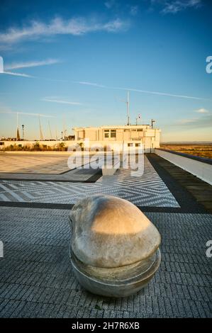 Das Mussel Tank Kunstwerk an der Strandpromenade von Lytham. Muschelskulptur von Martyn Bednarczuk Stockfoto