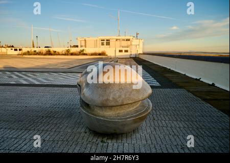 Das Mussel Tank Kunstwerk an der Strandpromenade von Lytham. Muschelskulptur von Martyn Bednarczuk Stockfoto