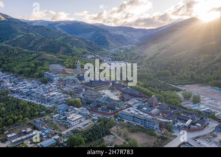 Luftaufnahme der Tempel auf dem Wutai Berg am Morgen, Provinz Shanxi, China Stockfoto