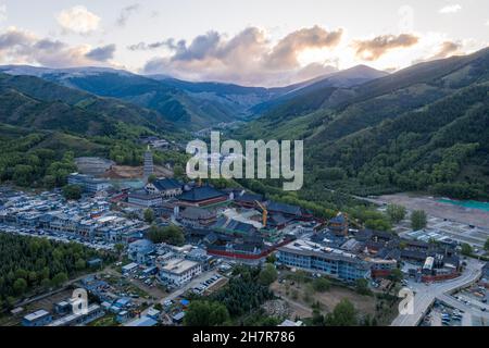 Luftaufnahme der Tempel auf dem Wutai Berg am Morgen, Provinz Shanxi, China Stockfoto