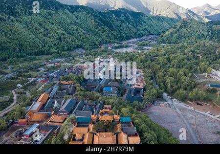 Luftaufnahme der Tempel auf dem Wutai Berg am Morgen, Provinz Shanxi, China Stockfoto