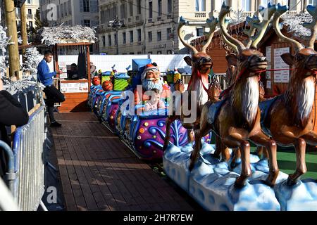 Marseille, Frankreich. 20th. November 2021. Ein Karussell für Kinder auf dem Weihnachtsmarkt. 1st Tage Weihnachtsmarkt mit obligatorischer Gesundheitskarte im Alten Hafen von Marseille („Vieux-Port de Marseille“) im Quai de la Fraternité mit rund vierzig Chalets. Es ist vom 20. November 2021 bis zum 2. Januar 2022 für die Öffentlichkeit zugänglich. Kredit: SOPA Images Limited/Alamy Live Nachrichten Stockfoto