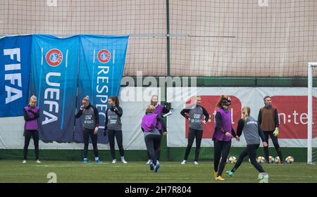 Zenica, Bosnien und Herzegowina, 24th. November 2021. Die Spieler Dänemarks wärmen sich während der dänischen Frauen-Trainingseinheit in Zenica auf. 24. November 2021. Kredit: Nikola Krstic/Alamy Stockfoto