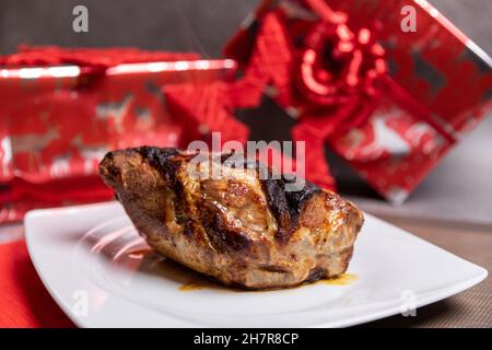 Weihnachtsessen, gebackenes Schweinebraten, würziges glasiertes Fleisch Stockfoto