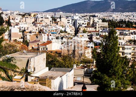 Athen, Griechenland - 22. November 2021 Panoramablick auf Gebäude und Stadtbild von Athen, einer emblematischen Stadt und der Hauptstadt Griechenlands Stockfoto