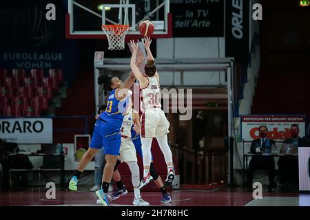 Palasport Taliercio, Venedig, Italien, 24. November 2021, Beatrice Attura (Umana Reyer Venezia) und Elodie Naigre (BLMA Montpellier) während der Umana Reyer Venezia gegen BLMA Montpellier - Basketball Euroleague Women Championship Stockfoto