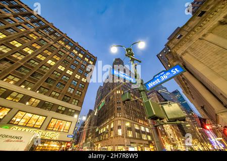 NEW YORK CITY - 30. NOVEMBER 2018: Broadway - 36 Straßenschilder bei Nacht Stockfoto