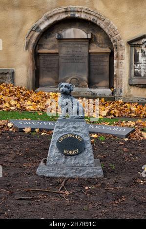 Edinburgh, Schottland - 20. Nov 2021: Das Denkmal für Greyfriars Bobby im Stadtzentrum von Edinburgh. Stockfoto