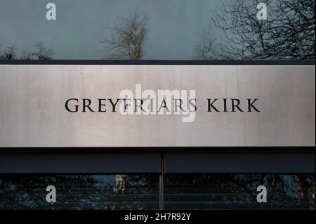 Edinburgh, Schottland - 20. Nov 2021: Das Schild für Greyfriars Kirk im Stadtzentrum von Edinburgh. Stockfoto