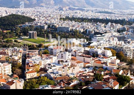 Athen, Griechenland - 22. November 2021 Panoramablick auf Gebäude und Stadtbild von Athen, einer emblematischen Stadt und der Hauptstadt Griechenlands Stockfoto