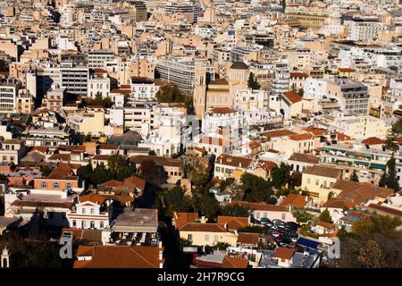 Athen, Griechenland - 22. November 2021 Panoramablick auf Gebäude und Stadtbild von Athen, einer emblematischen Stadt und der Hauptstadt Griechenlands Stockfoto