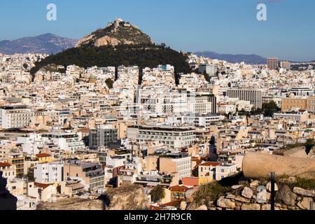Athen, Griechenland - 22. November 2021 Panoramablick auf Gebäude und Stadtbild von Athen, einer emblematischen Stadt und der Hauptstadt Griechenlands Stockfoto