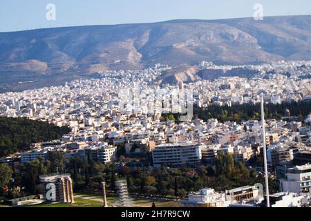Athen, Griechenland - 22. November 2021 Panoramablick auf Gebäude und Stadtbild von Athen, einer emblematischen Stadt und der Hauptstadt Griechenlands Stockfoto