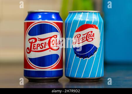 POZNAN, POLEN - 10. Sep 2018: Die selektive Fokusaufnahme von zwei Pepsi Cola-Dosen in alter Auflage Stockfoto