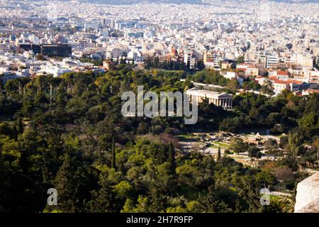 Athen, Griechenland - 22. November 2021 Panoramablick auf Gebäude und Stadtbild von Athen, einer emblematischen Stadt und der Hauptstadt Griechenlands Stockfoto