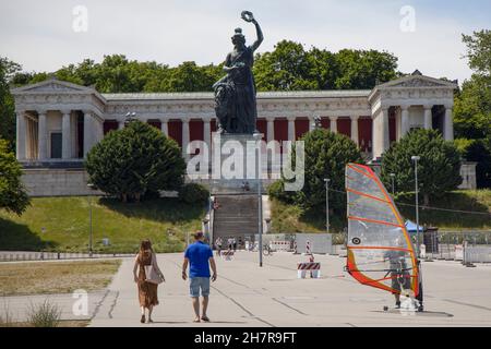 Windskater in Aktion auf der Theresienwiese vor der Bavaria-Statue und der Ruhmeshalle, München, Bayern, Deutschland. Stockfoto