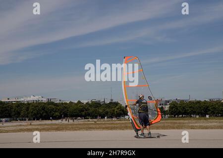 Windskater in Aktion auf der Theresienwiese in München, Bayern, Deutschland. Stockfoto