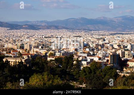 Athen, Griechenland - 22. November 2021 Panoramablick auf Gebäude und Stadtbild von Athen, einer emblematischen Stadt und der Hauptstadt Griechenlands Stockfoto