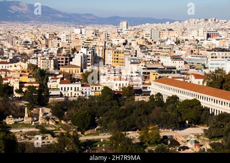 Athen, Griechenland - 22. November 2021 Panoramablick auf Gebäude und Stadtbild von Athen, einer emblematischen Stadt und der Hauptstadt Griechenlands Stockfoto