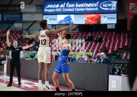 Palasport Taliercio, Venedig, Italien, 24. November 2021, Elyah Kiavi (BLMA Montpellier) und Yvonne Anderson (Umana Reyer Venezia) während der Umana Reyer Venezia gegen BLMA Montpellier - Basketball Euroleague Women Championship Stockfoto