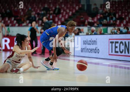 Palasport Taliercio, Venedig, Italien, 24. November 2021, Bintou Dieme-Marizy (BLMA Montpellier) und Debora Carangelo (Umana Reyer Venezia) während der Umana Reyer Venezia gegen BLMA Montpellier - Basketball Euroleague Women Championship Stockfoto