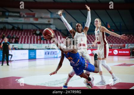 Palasport Taliercio, Venedig, Italien, 24. November 2021, Mamignan Toure (BLMA Montpellier) während Umana Reyer Venezia gegen BLMA Montpellier - Basketball Euroleague Women Championship Stockfoto