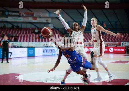 Venedig, Italien. 24th. November 2021. Mamignan Toure (BLMA Montpellier) während Umana Reyer Venezia gegen BLMA Montpellier, Basketball Euroleague Women Championship in Venedig, Italien, November 24 2021 Quelle: Independent Photo Agency/Alamy Live News Stockfoto