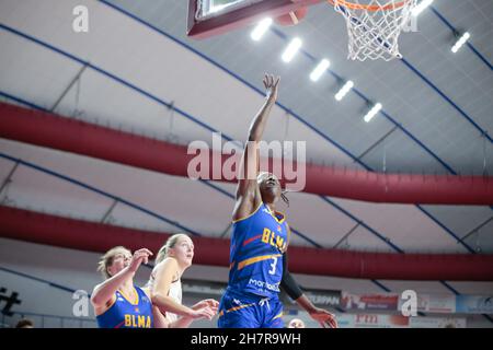 Venedig, Italien. 24th. November 2021. Sydney Wallace (BLMA Montpellier) während Umana Reyer Venezia gegen BLMA Montpellier, Basketball Euroleague Women Championship in Venedig, Italien, November 24 2021 Credit: Independent Photo Agency/Alamy Live News Stockfoto