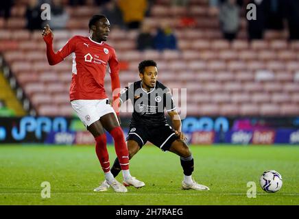 Barnsley's Devante Cole in Aktion mit Korey Smith von Swansea City während des Sky Bet Championship-Spiels im Oakwell Stadium, Barnsley. Bilddatum: Mittwoch, 24. November 2021. Stockfoto