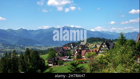 Gliczarow Gorny, Polen, Tatra-Gebirge landschaftlich reizvolle Landschaft, hochauflösendes Panorama, Giewont-Gipfel, Gästehäuser. Karpaten Stockfoto