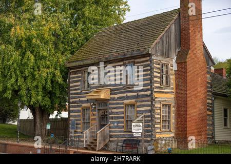 Blountville, Tennessee, USA - Oktober 5,2021: Erbaut um 1792-95 beherbergte es die ersten Stadtkommissare von Blountville, die in der American Re dienten Stockfoto