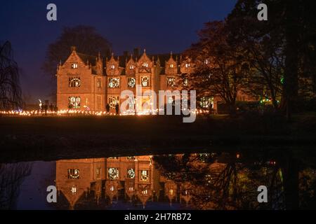 Wakehurst, Ardingly, Sussex. 24. November 2021. Glow Wild, eines der Top-Winterveranstaltungen von Sussex seit 8th Jahren, mit großen neuen Lichtinstallationen von preisgekrönten Künstlern, über 300 handgefertigten Laternen und mit 37m Jahren Großbritanniens höchstem lebenden Weihnachtsbaum. Wakehurst ist Kews Wild Botanic Garden in der Nähe von Haywards Heath in Sussex. Quelle: Malcolm Park/Alamy Live News. Stockfoto