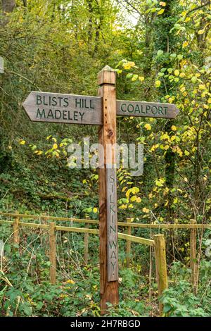 Silkin Way Wegweiser, ein Rad- und Wanderweg, Route entlang trockener Kanalbetten und ehemaliger Bahnlinien in der Nähe von Telford und Ironbridge in Shropshire, Großbritannien Stockfoto