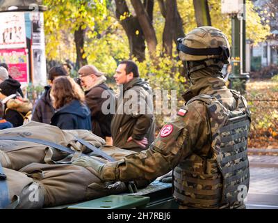 Krakau, Polen, ein einziger anonymer polnischer Soldat auf der Straße, von hinten gesehen. Konzept der Streitkräfte Polens, redaktionelle Aufnahme vom 11. November Stockfoto