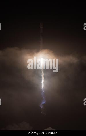 November 2021; Vandenberg, Kalifornien, USA; die DART-Mission (Double Asteroid Redirection Test), die weltweit erste planetarische Verteidigungsmission, startet mit einer SpaceX Falcon 9-Rakete von der Vandenberg Space Force Base. (Stan Szeto / Bild von Sport) Stockfoto