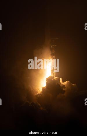 November 2021; Vandenberg, Kalifornien, USA; die DART-Mission (Double Asteroid Redirection Test), die weltweit erste planetarische Verteidigungsmission, startet mit einer SpaceX Falcon 9-Rakete von der Vandenberg Space Force Base. (Stan Szeto / Bild von Sport) Stockfoto