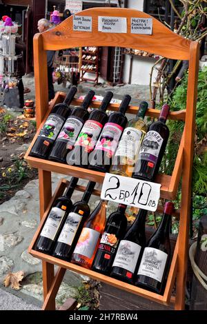 Verkauf von Wein in einem kleinen Weingut in Melnik, Zentrum der Region des Weinbaus und der Weinherstellung, Bulgarien, Europa, Stockfoto