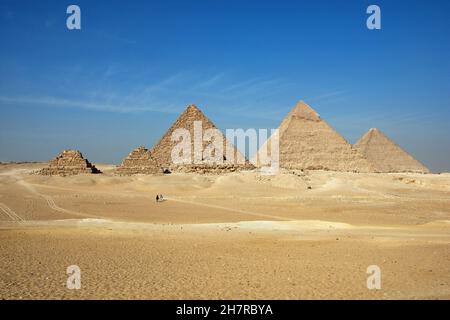 Der Pyramidenkomplex von Gizeh, auch als die Nekropole von Gizeh auf dem Gizeh-Plateau in Ägypten bezeichnet, einschließlich der Großen (Cheops) Pyramide von Gizeh, der Pyramide von KH Stockfoto