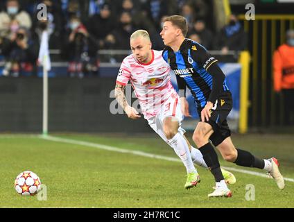 24. November 2021, Belgien, Brügge: Fußball: Champions League, FC Brügge - RB Leipzig, Gruppenphase, Gruppe A, Matchday 5, Jan Breydel Stadium. Der Leipziger José Ángel Esmoris Tasende im Kampf gegen den Brügger Ignace Van der Brempt (r). Foto: Bernd Thissen/dpa Stockfoto