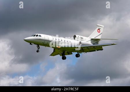 Yeovilton, Somerset, Großbritannien - 6 2007. Juli: Ein Dassault Falcon 50Ex der Schweizer Luftwaffe landet auf dem RNAS Yeovilton International Air Day 2007 Stockfoto