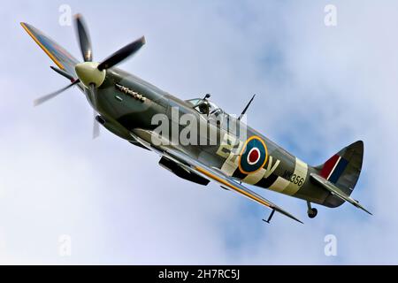 Battle of Britain Memorial Flight Supermarine Spitfire LF Xie MK356 beim RNAS Yeovilton International Air Day 2005 Stockfoto