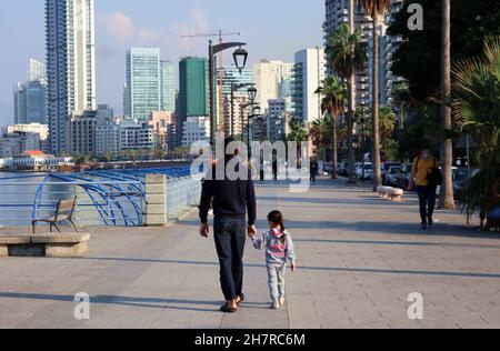 Bruder und Schwester schlendern am 24. November 2021 auf dem Strandspaziergang in Beirut, Libanon. Am 23. November stellte UNICEF den Bericht „ohne die Grundlagen überleben; die sich immer weiter verschärfenden Auswirkungen der Libanonkrise auf Kinder“ vor. Der Bericht basiert auf zwei Erhebungen, die von UNICEF im April 2021 und erneut im Oktober 2021 unter denselben Familien durchgeführt wurden.der Bericht vom November 22 zeigt einen Anstieg der Zahl der hungernden Kinder, die arbeiten müssen, um ihre Familie zu unterstützen, Nicht zur Schule gehen und nicht die Gesundheitsversorgung bekommen, die sie brauchen. Die Zahlen zeigen eine dramatische Verschlechterung der Lebensbedingungen über sechs Stockfoto